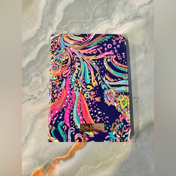 Lilly Pulitzer passport cover/holder/wallet NEW Paradise Found Beach Loot -NWT - Picture 1 of 4